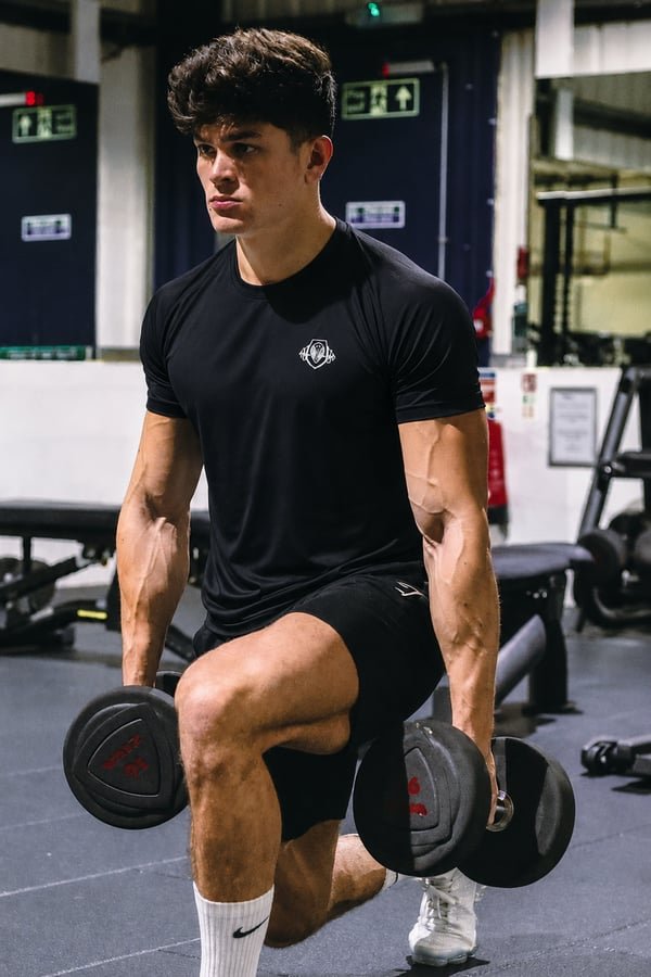 Atleta em avanço com halteres, de Alien 001 Black