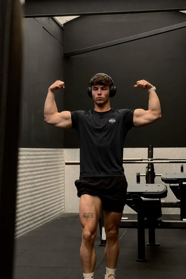 Atleta com fones contraindo os bíceps, de Alien 001 Black