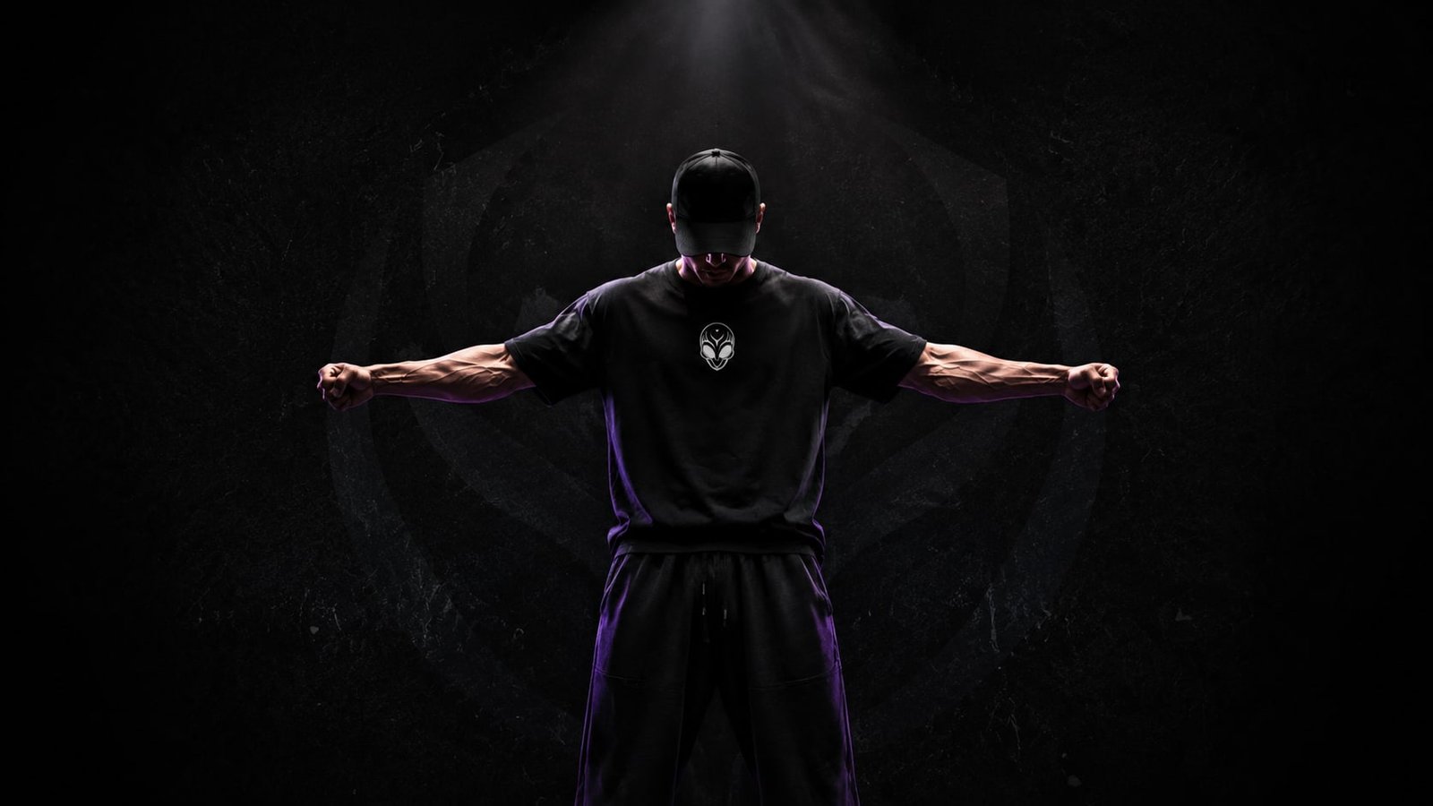 Atleta Alien GYM com braços abertos